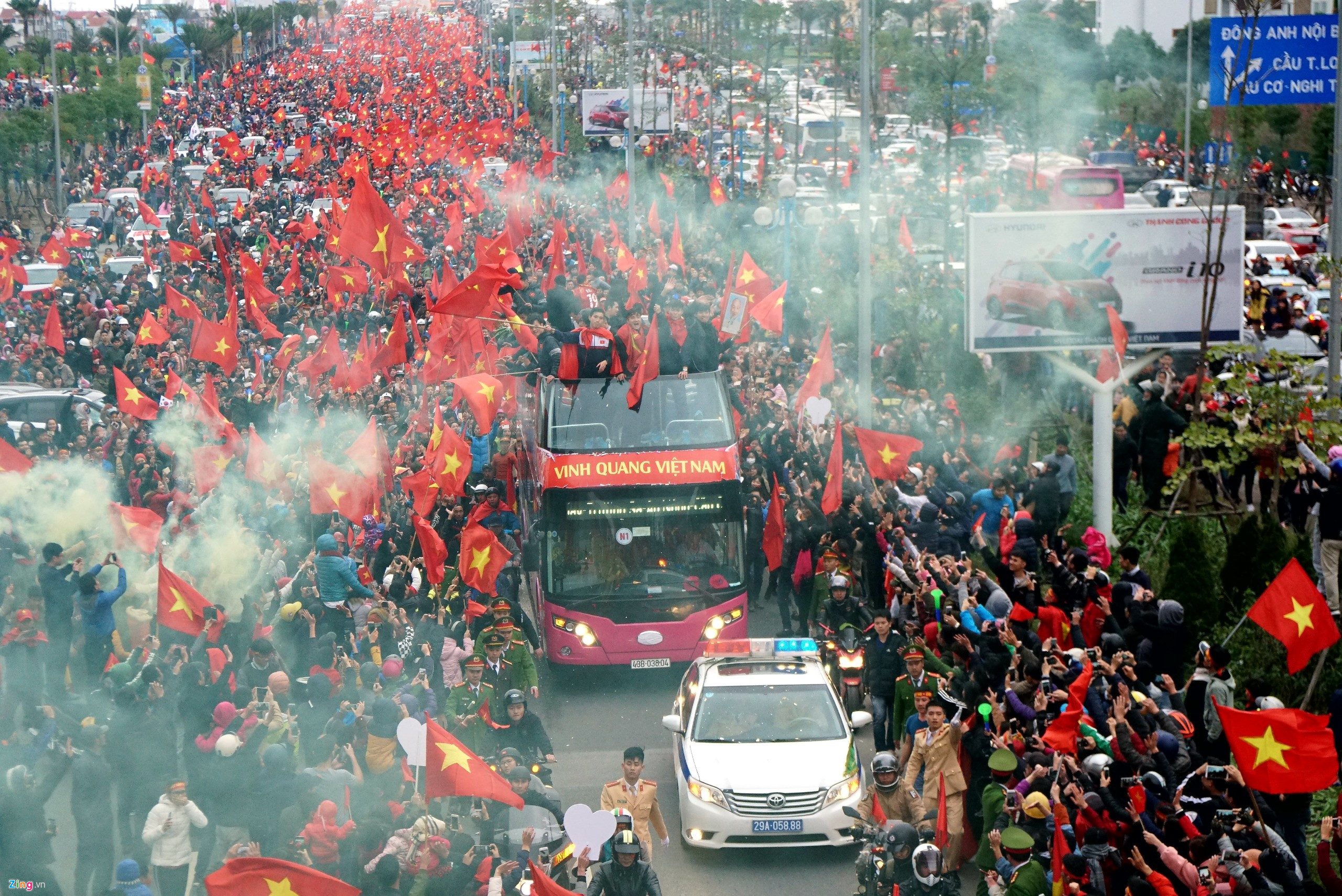 Flycam cảnh xe buýt chở U23 Việt Nam bị vây kín trên cầu Nhật Tân